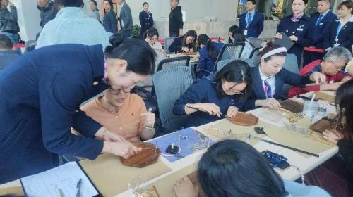 復(fù)古鐘表手工制作活動現(xiàn)場 復(fù)古鐘表手工制作活動現(xiàn)場._上海物業(yè)公司服務(wù)