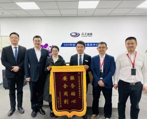 錦旗贈送現(xiàn)場 錦旗贈送現(xiàn)場_上海大型物業(yè)公司