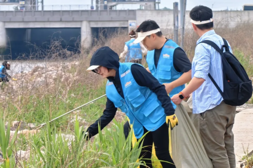 彎腰撿拾海岸垃圾_物業(yè)服務(wù)