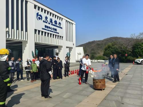實(shí)操演練：使用滅火器_上海物業(yè)管理公司